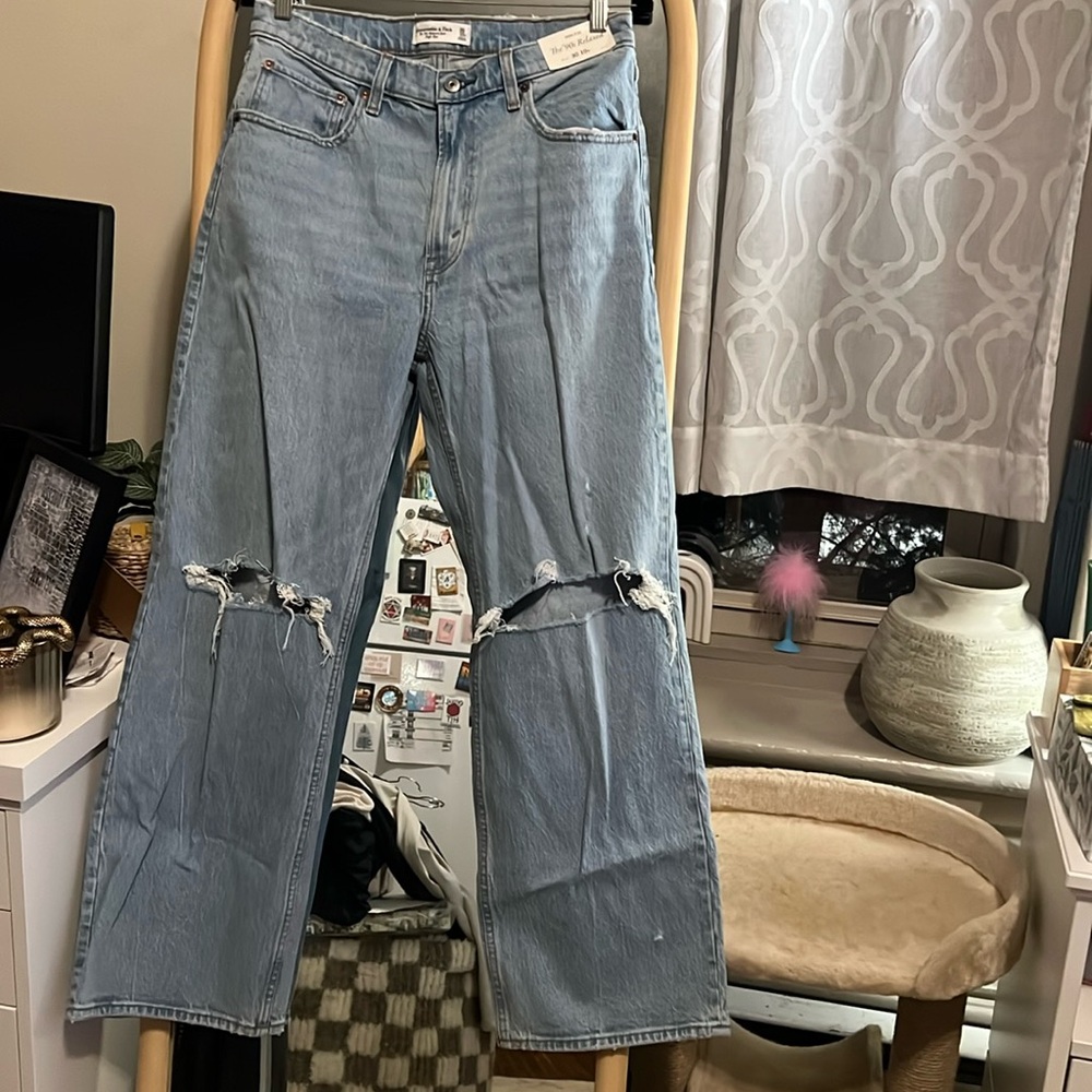 NWT Abercrombie & Fitch high rise 90’s relaxed fit jeans with rips in the knees.